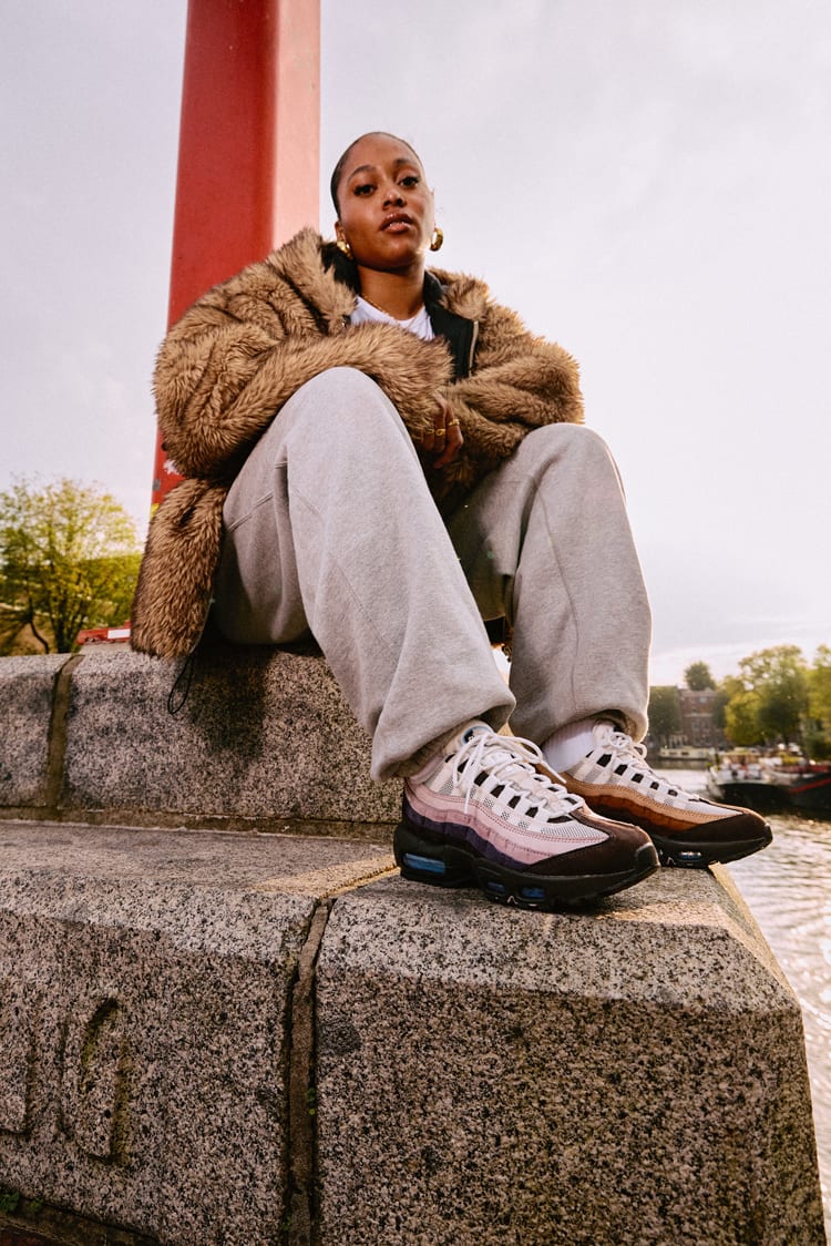Amazon | [ナイキ] エア マックス 95 SE W AIR MAX 95 SE  アプリコットアゲート/クリムゾンティント/ココナッツミルク/セイル CZ2275-800 ナイキジャパン正規品 | NIKE(ナイキ) | ランニング